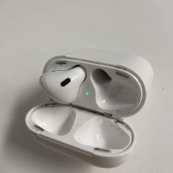 Apple airpod 1st generation, right side, with charging case