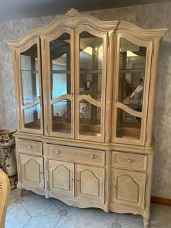 French Provincial Cabinet Hutch