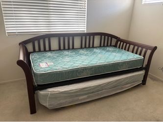 Wood trundle Day Bed w/2 twin mattresses