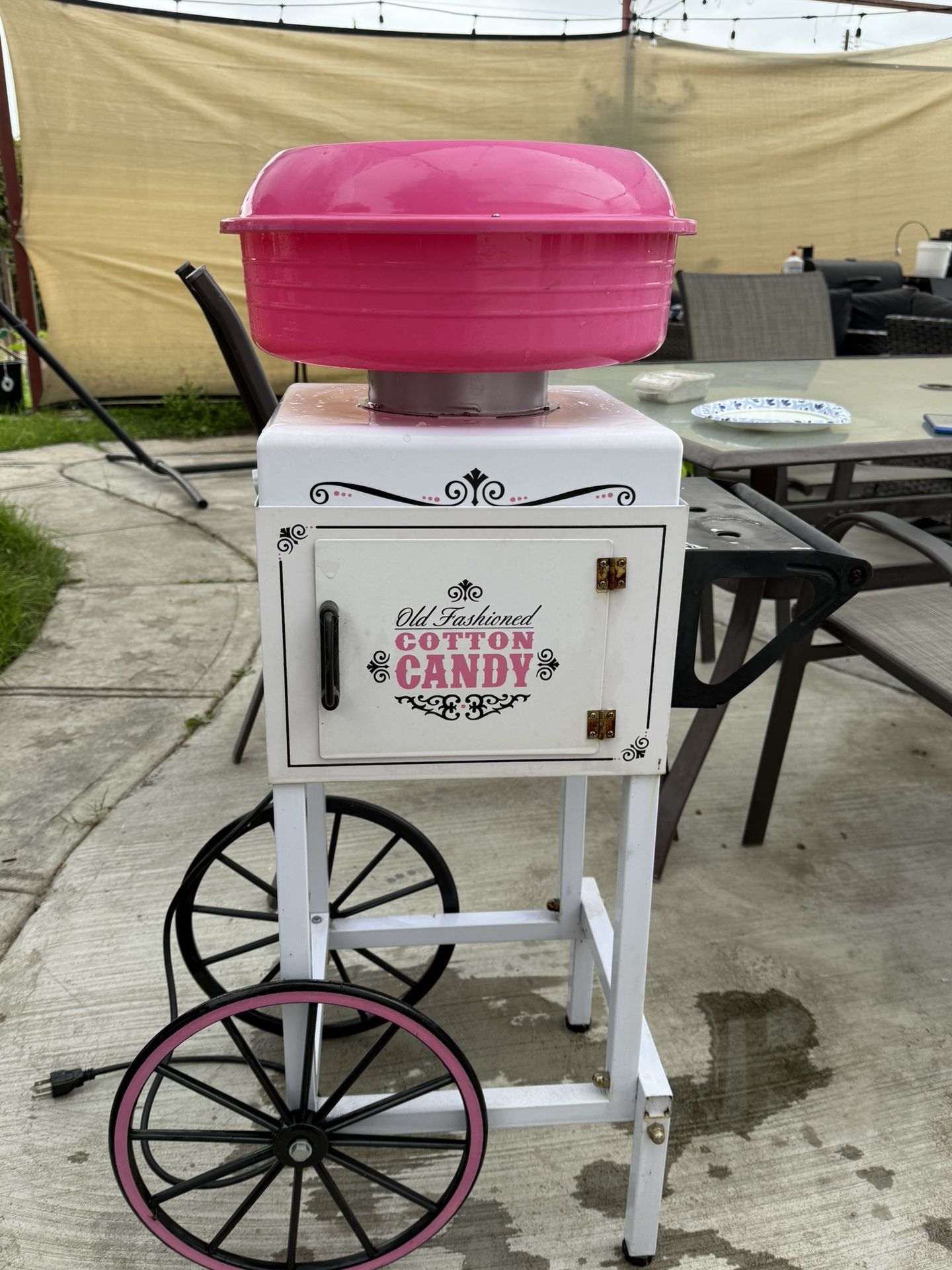 Nostalgia Old Fashioned Cotton Candy Machine