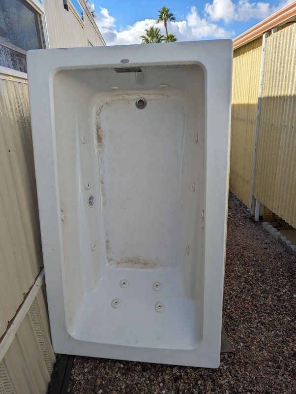 Jacuzzi Tub. 10 Jets And Heated Hot Tub