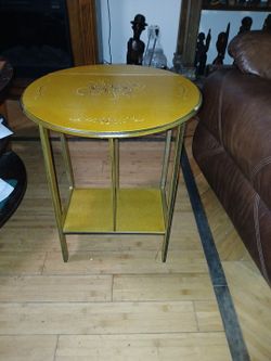 Vintage-Style Round Accent Table With A Painted Floral Design And A Drop-Leaf Mechanism 