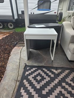 White Modern Small Desk – Minimalist, Perfect for Kids or Small Spaces