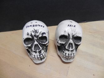 HALLOWEEN SKULL HEAD SALT & PEPPER SHAKER SET