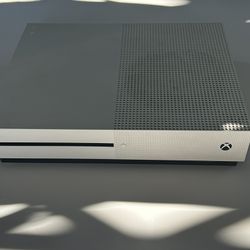 xbox one s comes with controller and games