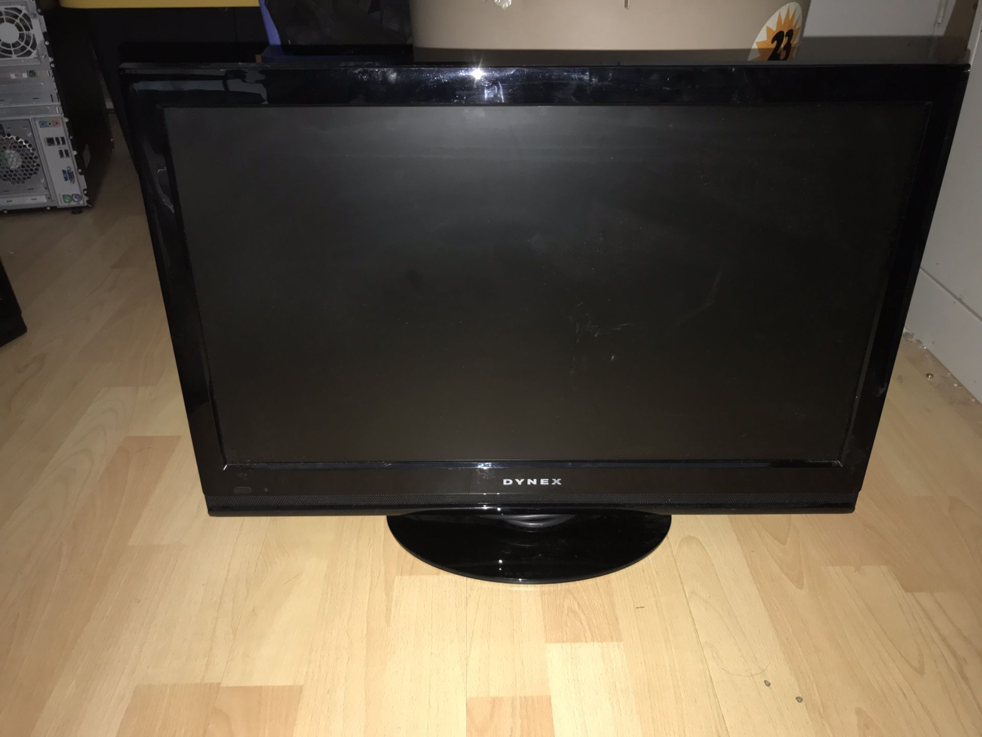 Dynex 24 inch LED TV $ 30 with original remote. Excellent Condition