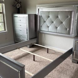 Queen Bedroom Furniture Set 