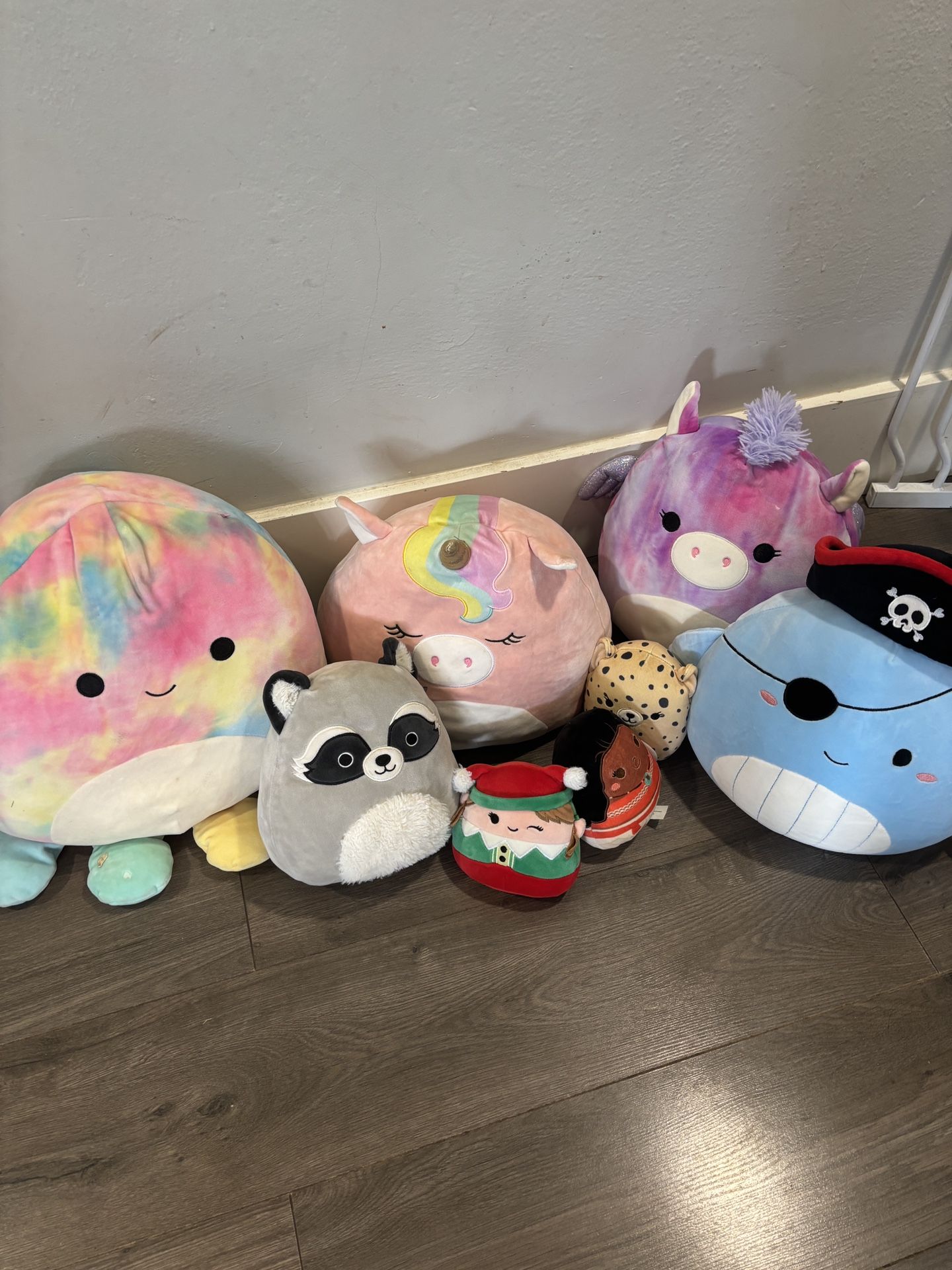 8 Squishmallows - 1 Large, 3 medium, 1 Small, 3 Extra Small