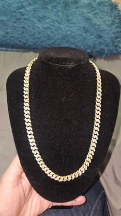 18 inch iced-out Miami Cuban link chain necklace VVS MOISSANITE DIAMONDS