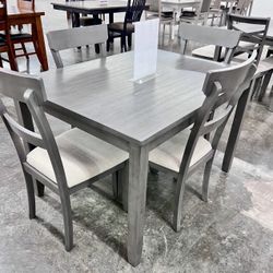 Bonito Comedor Nuevo En Su Caja Incluye 1 Mesa 36 X 48 $ 4 Sillas 