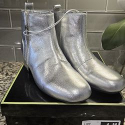 New girls boots size 4