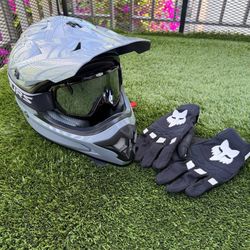 Oumurs Helmet (Size M) + Fox Glove