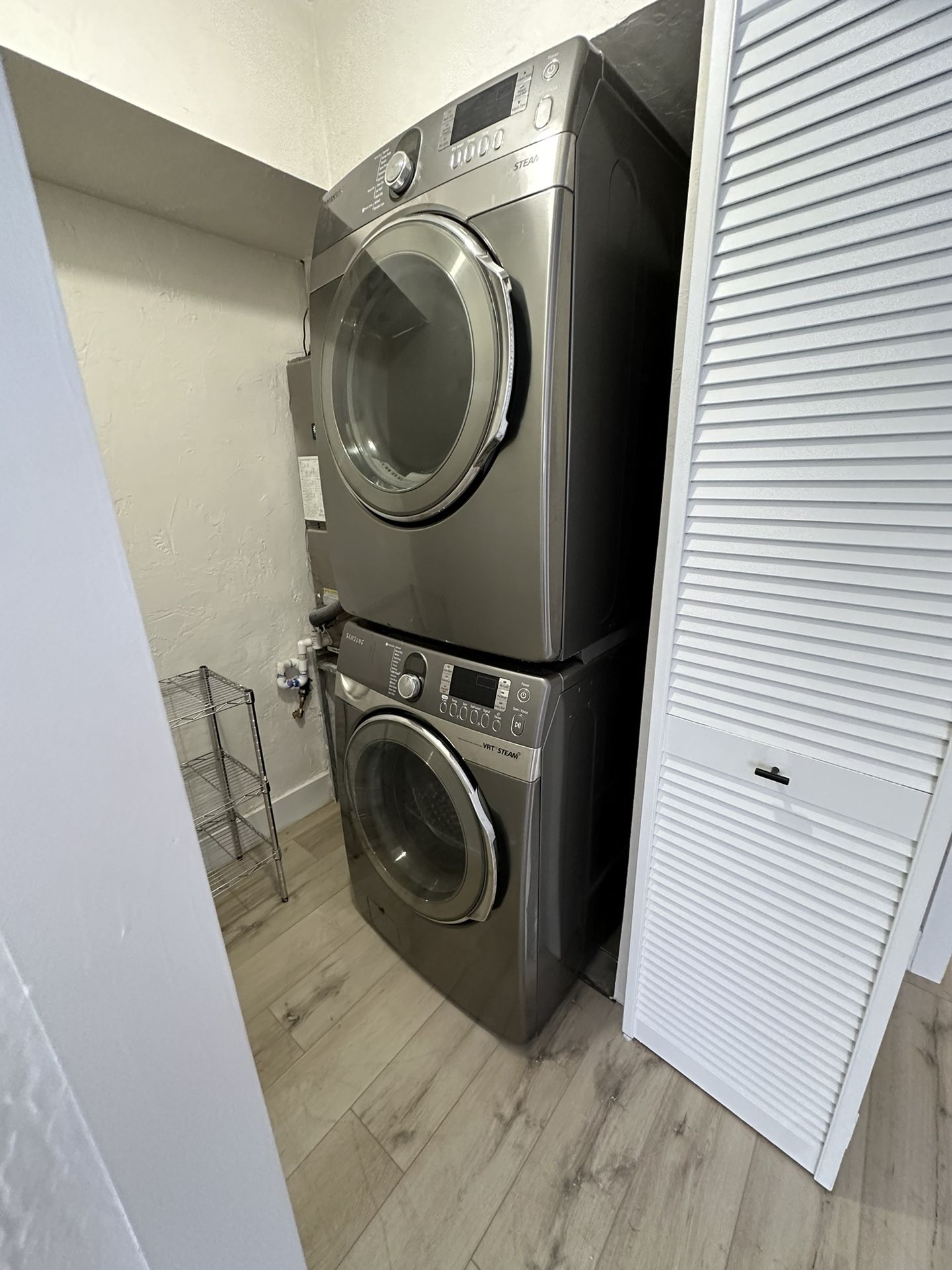 Front Load Washer And Dryer. Lavadora Y Secadora for Sale in Oakland