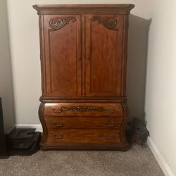 Armoire/dresser