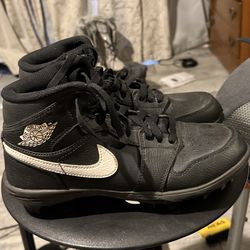 Used baseball shoes, black and white size 7 Jordan size 7 for men cleats baseball shoes, black and white size 7