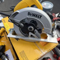 DEWALT 15 Amp Corded 7-1/4 in. Lightweight Circular Saw