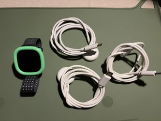 Fitbit Ace LTE Kids Smartwatch Excellent Condition 3 Chargers New Band Factory Reset