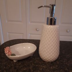 NEVER USED, BATHROOM ITEMS, BOTH FOR $7