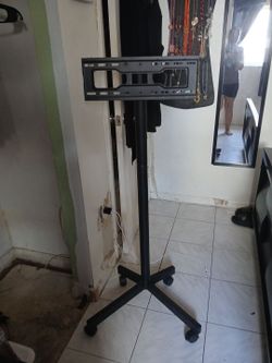 Tv 32 inch.    Tv.   Stander