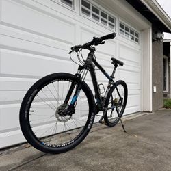 Cannondale Trail 5 mountain bike in good working condition.