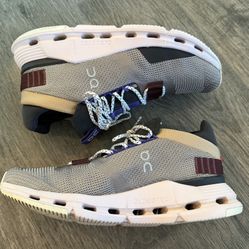 On Cloud Women's Cloudnova Sneakers.   Size W7.5