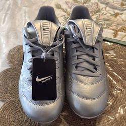 Nike  premiere authentic size 6 brand new leather