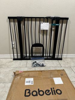 Babelio Baby Safety Gate w/ Pet Door - Dits Openings 29” - 43”