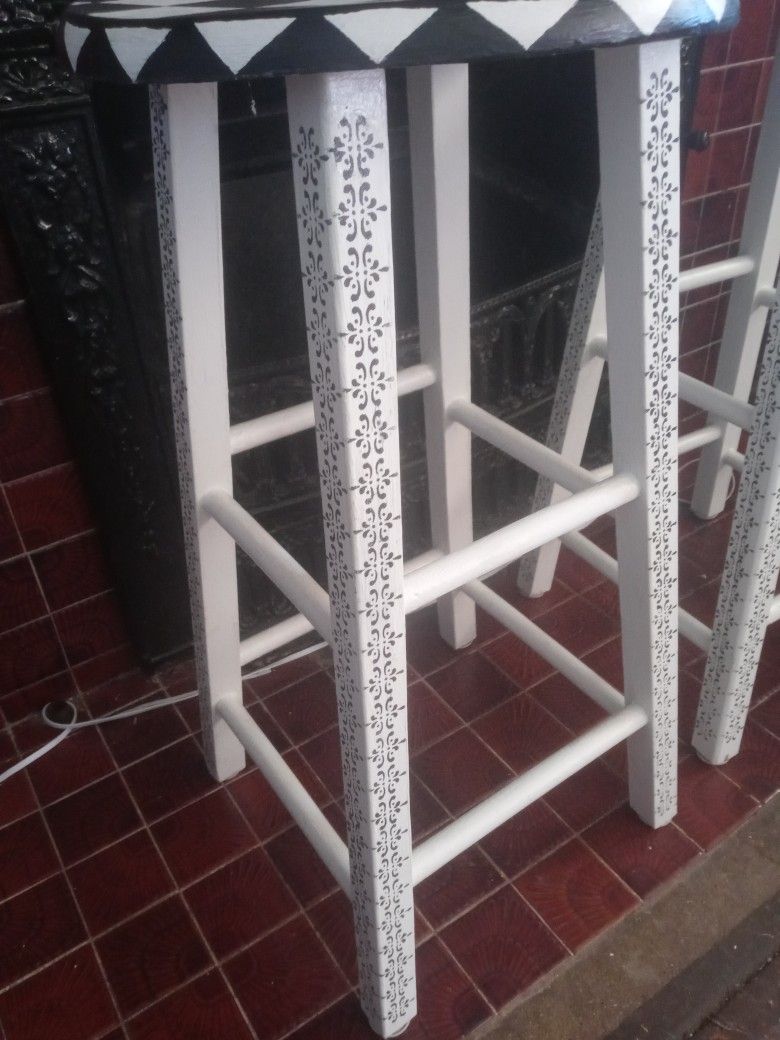Restore Hand painted Wood Bar Stools Restaurados y Pintados a mano