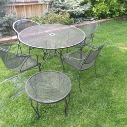 Round Outdoor Patio Furniture set Table 4 chairs and small table
