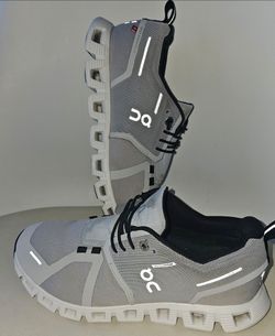 On Cloud 5 Waterproof Swiss Engineering Women's Size 7 Running Shoes Gray
Great condition, lots of tread, lightly/gently used. Please see the photos f