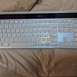 Logitech K750 Keyboard White With Receiver - Works Good - Solar Powered No Need For Batteries 