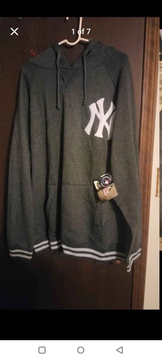 New York Yankees XL Heavy Weight Pullover Hoodie Brand New With Tags!!