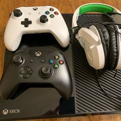 Xbox One 500GB Console, Two Controllers And a Headset 