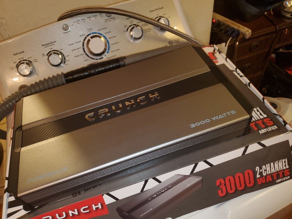 CRUNCH 3000WATTS 2 CHANNEL AMPLIFIER PERFECT FOR CHUCHERO BOXES OR SUBWOOFERS OR DOOR SPEAKERS