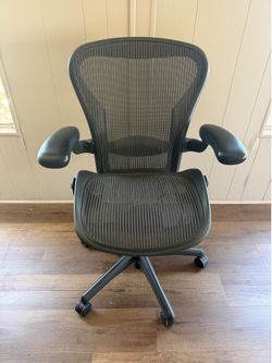 Herman Miller   Aeron   Mesh Desk Office Chair  Medium Size B w/ Lumbar NEAR  MINT