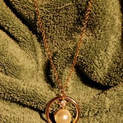 Lovely Pearl Pendant Necklace On Gold Tone Chain 