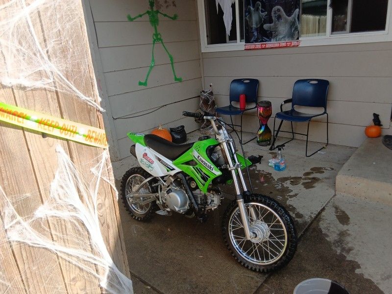 Two Dirt Bikes Two Dif Styles Along 800 For The Both