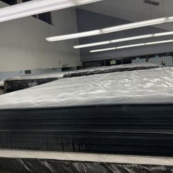 KING SIZE SIMMONS BEAUTYREST HARMONY LUX MATTRESS & BOX SPRINGS BED SET