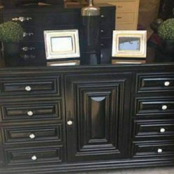 Solid Wood Classic Style Long Dresser And Mirror Set Has Been Refurbished Is In Great Condition 