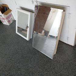 Bathroom medicine cabinet