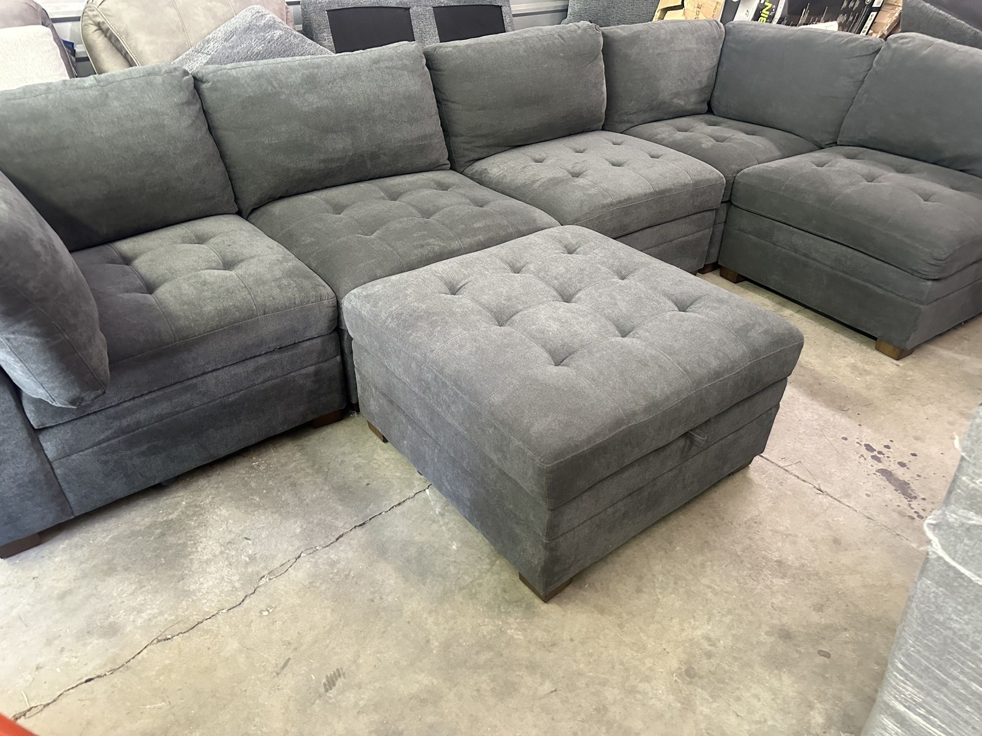 Thomasville Tisdale Modular Sectional 6-piece Dark Gray with Storage Ottoman  Retails over $1,800 Now half off!!!!  Features: Modern Style with a Clea