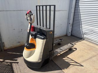 Crown electric pallet jack