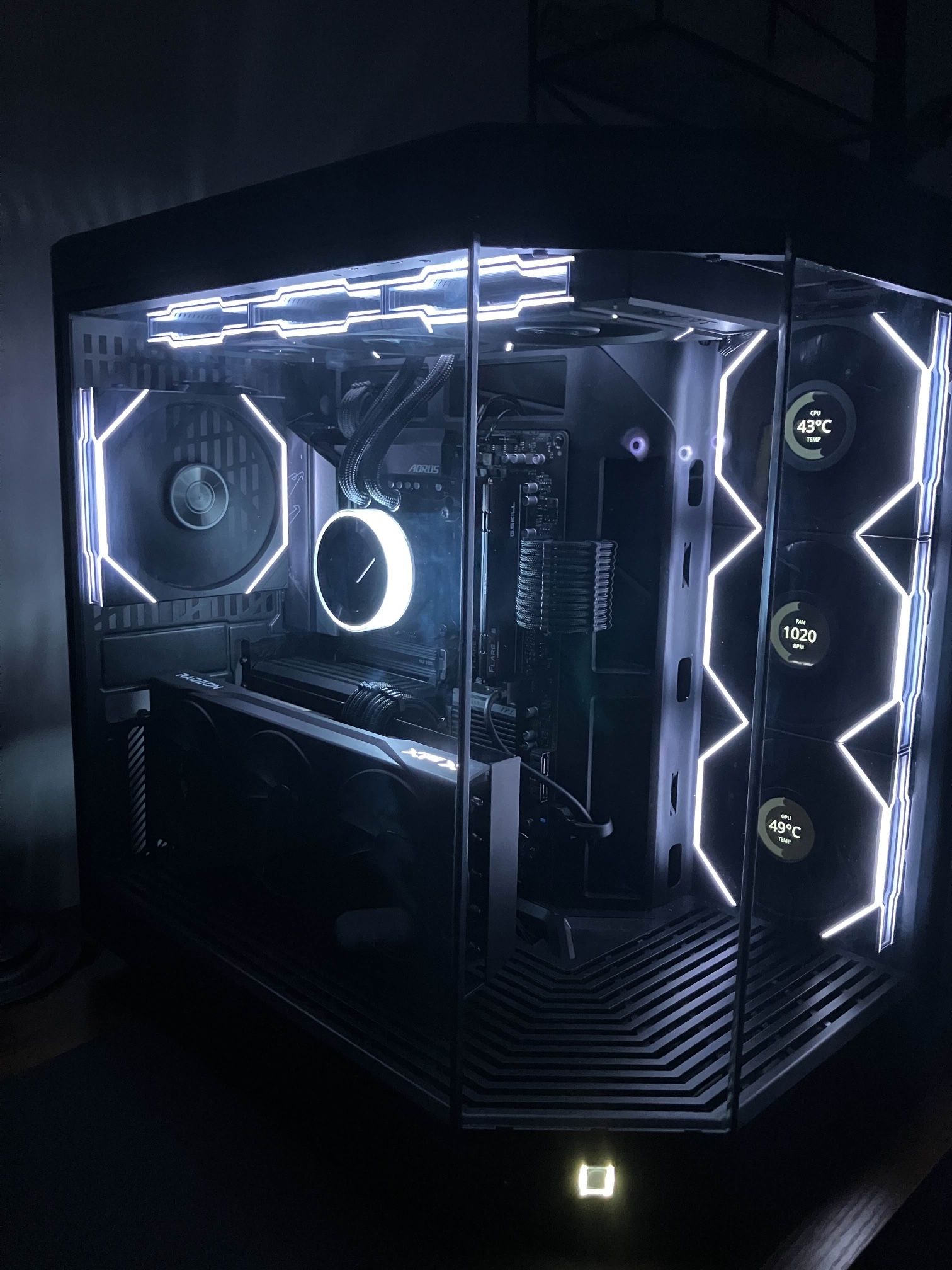 gaming pc (hyte y70 build)