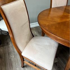 American Signature Dining room Table And Chairs