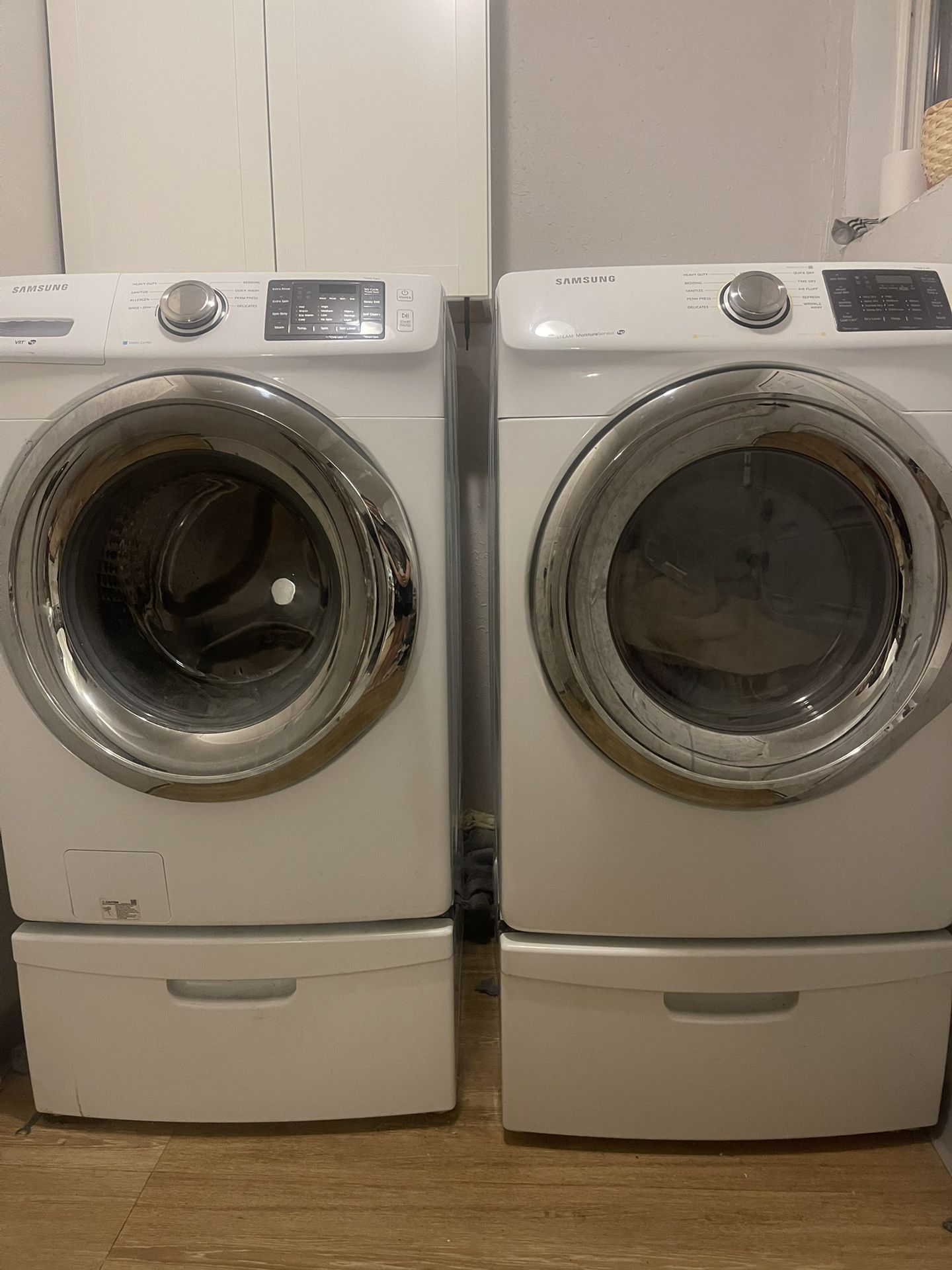 Samsung Washer and Dryer Set with Pedestals