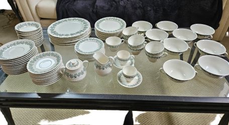 Vintage Wedgwood Embossed Queen’s Ware Grapevine Dinnerware Set – 90 Pieces