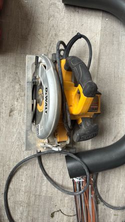 DeWalt 15 Amp Corded 7-1/4 in. Lightweight Circular Saw
