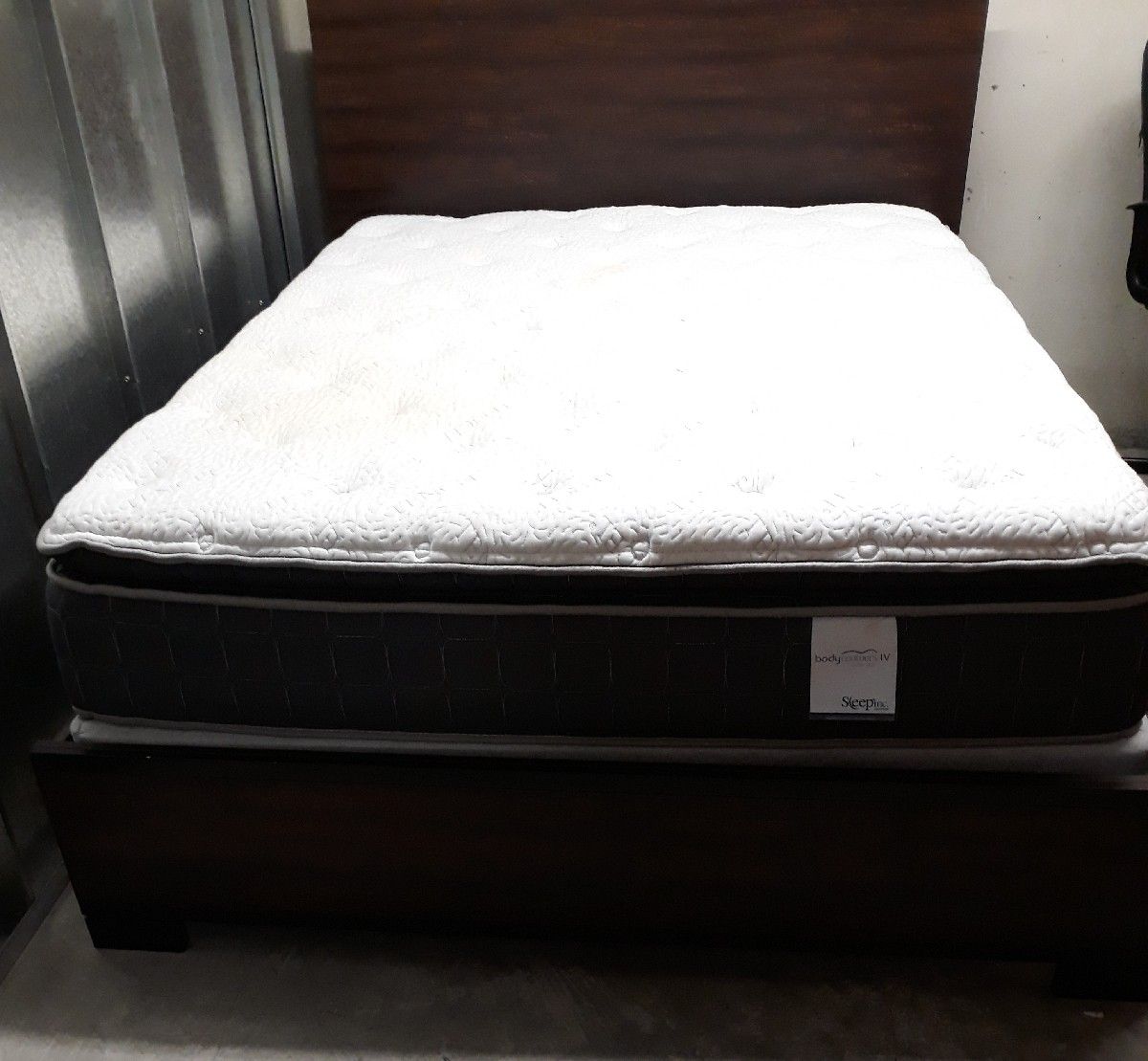 Queen Size Coasters Bed With Mattress