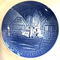 Bing & Grøndahl Christmas Plate - Christmas Welcome / Boat   Collectible blue and white porcelain plate made in Denmark.   It measures approximately 7