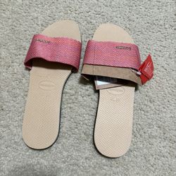 Size 11/12 women’s - Havaianas Golden Flip Flop Sandals